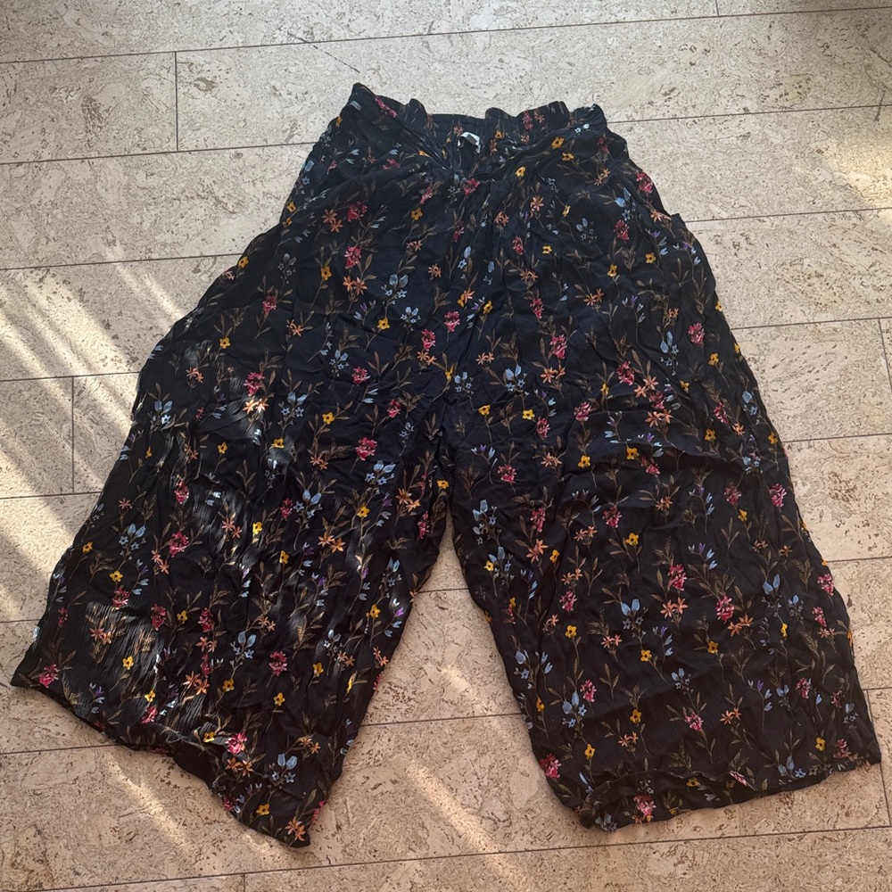 Patrons of Peace Black Wide-Leg Floral flowy pants - Picture 2 of 7